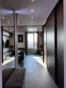 Jonas Hill SkyView Apartment