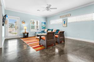 Sandy Craic- Elevator! Overlooking Community Pool!