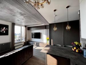 Jonas Hill SkyView Apartment