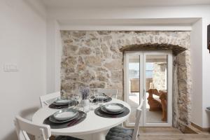 Holiday Stone House - Fumarea