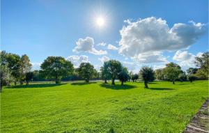 Maisons de vacances Awesome Home In Loire Authion With Heated Swimming Pool, Private Swimming Pool And 5 Bedrooms : photos des chambres