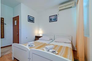 Apartments and rooms with WiFi Lastovo - 13678