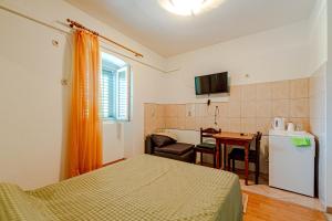 Apartments and rooms with WiFi Lastovo - 13678