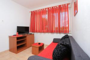 Apartments by the sea Brela, Makarska - 20598