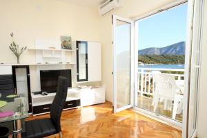 Family-friendly apartments with swimming pool Kneza, Korcula - 9720