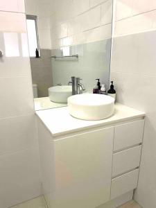 Beachside Family Unit 2 mins walk to beach partial ocean view