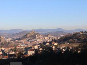 Gîte familial restauré avec jardin clos, équipements bébé, animaux acceptés, proche St-Julien-Chapteuil - FR-1-582-296