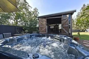 Rose Cottage Studio Romantic or Solo Getaway. Spa, Games Room - Bulga