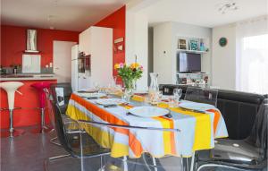 Maisons de vacances Amazing Home In Clohars-carnot With Wifi And 4 Bedrooms : photos des chambres