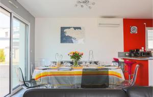 Maisons de vacances Amazing Home In Clohars-carnot With Wifi And 4 Bedrooms : photos des chambres