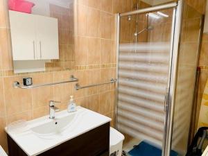 Charmant F2 en centre-ville avec parking, balcon et équipements modernes - FR-1-703-162