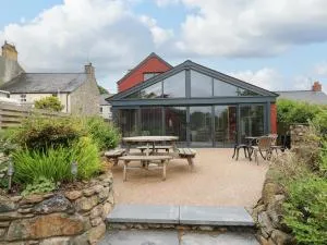 Nevern House - Cilgwm