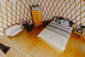 Jurty i namioty w Lesie KotfaLas Glamping Świętokrzyskie-SPA