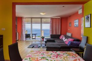 Colourful Seaview Apartment - Happy Rentals 