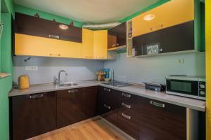 Colourful Seaview Apartment - Happy Rentals 
