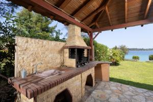 Villa Egeo - Beachfront Paradise, Private Beach, Starlink, BBQ