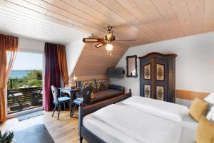 Double Room with Balcony and Lake View room in Panoramahotel Sonnenstube Hagnau