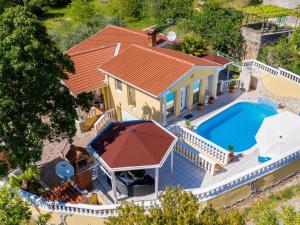 Villa in Ripenda Kras with Pool and Sauna