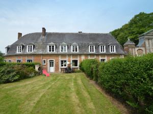 Holiday home in a historic building near Montreuil