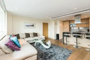 Luxury modern 2BD flat in centre - London