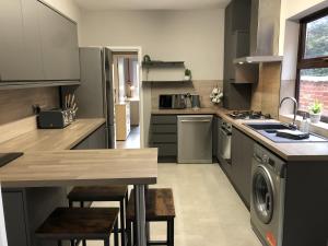 Executive or Large Family 5-bed House - Hosted by Hutch Lifestyle