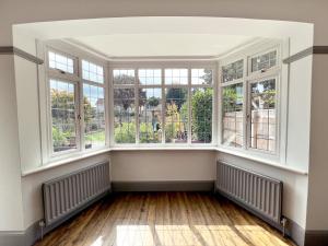 Four Bedroom Family Abode with Hot Tub, Garden and BBQ