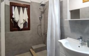 2 Bedroom Nice Apartment In Prigradica