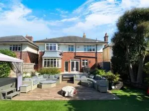 Four Bedroom Family Abode with Hot Tub, Garden and BBQ - Winton