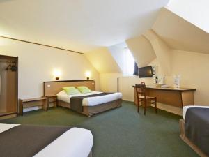 Hotels Campanile Dijon Centre - Gare : One Double Bed One Single Bed