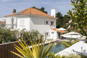 Estoril Contemporary Garden Villa by CadenzaLux