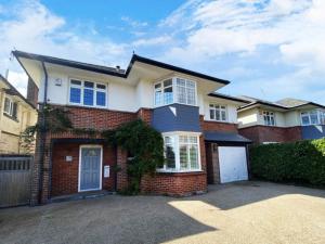 Four Bedroom Family Abode with Hot Tub, Garden and BBQ