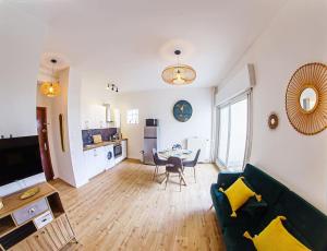 Appartements 100m tram C : 3 personnes-parking-terrasse-fibre : photos des chambres