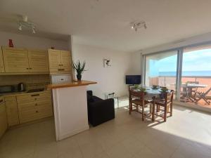 Appartement Face Mer, 3 Pièces, 4 Couchages avec Balcon, Parking Privé, 2 Étoiles - Saint-Jean-de-Monts - FR-1-224C-113
