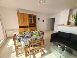 Appartement Face Mer, 3 Pièces, 4 Couchages avec Balcon, Parking Privé, 2 Étoiles - Saint-Jean-de-Monts - FR-1-224C-113