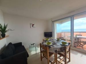 Appartement Face Mer, 3 Pièces, 4 Couchages avec Balcon, Parking Privé, 2 Étoiles - Saint-Jean-de-Monts - FR-1-224C-113