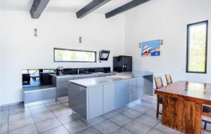 Maisons de vacances Beautiful Home In Les Adrets-de-lestre With Outdoor Swimming Pool, Wifi And 5 Bedrooms : photos des chambres