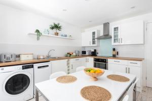 Hideaway - Exclusive marina development, town centre, with parking