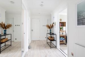 Hideaway - Exclusive marina development, town centre, with parking