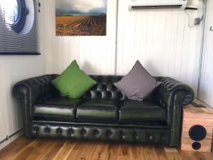 Green CargoPod at Lee Wick Farm Cottages & Glamping