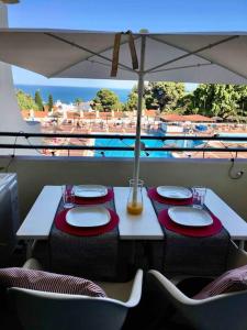 Great sea view apartment, near the beach, with AC and pools