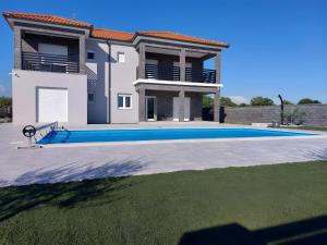 New & Modern Villa Freya with heated swimming pool, Murvica