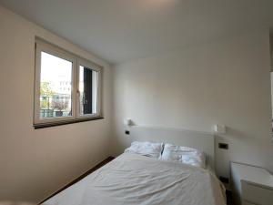 Habitación con cama grande y vistas al mar