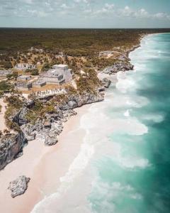 EXCLUSIVE BUILDING INFINITY POOL AND GYM RESTAURANTS AND BAR DISTRICT NEARBy