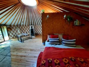 Maisons de vacances Belle et grande yourte dans une ferme en permaculture : photos des chambres