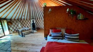 Maisons de vacances Belle et grande yourte dans une ferme en permaculture : photos des chambres