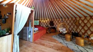 Maisons de vacances Belle et grande yourte dans une ferme en permaculture : photos des chambres