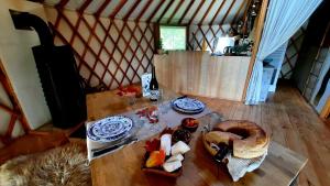 Maisons de vacances Belle et grande yourte dans une ferme en permaculture : photos des chambres