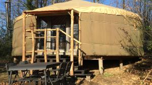 Maisons de vacances Belle et grande yourte dans une ferme en permaculture : photos des chambres