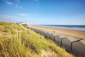 Maisons de vacances Maison avec jacuzzi et piscine a 900m plage, foret : photos des chambres