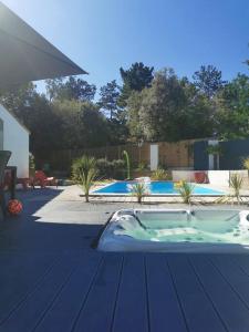 Maisons de vacances Maison avec jacuzzi et piscine a 900m plage, foret : photos des chambres